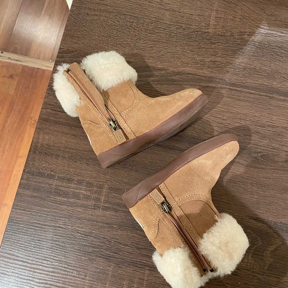 Toddler Ugg size 7 - never worn - Picture 3 of 4
